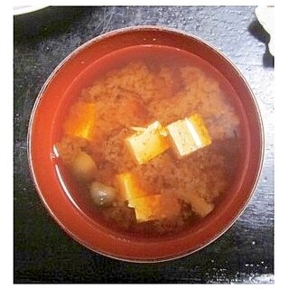 しめじと木綿豆腐の味噌汁（赤みそ）